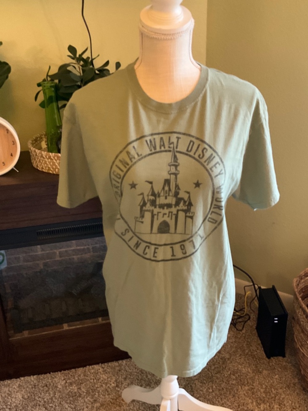 Disney World Unisex Size Medium Tee, Great Condition!